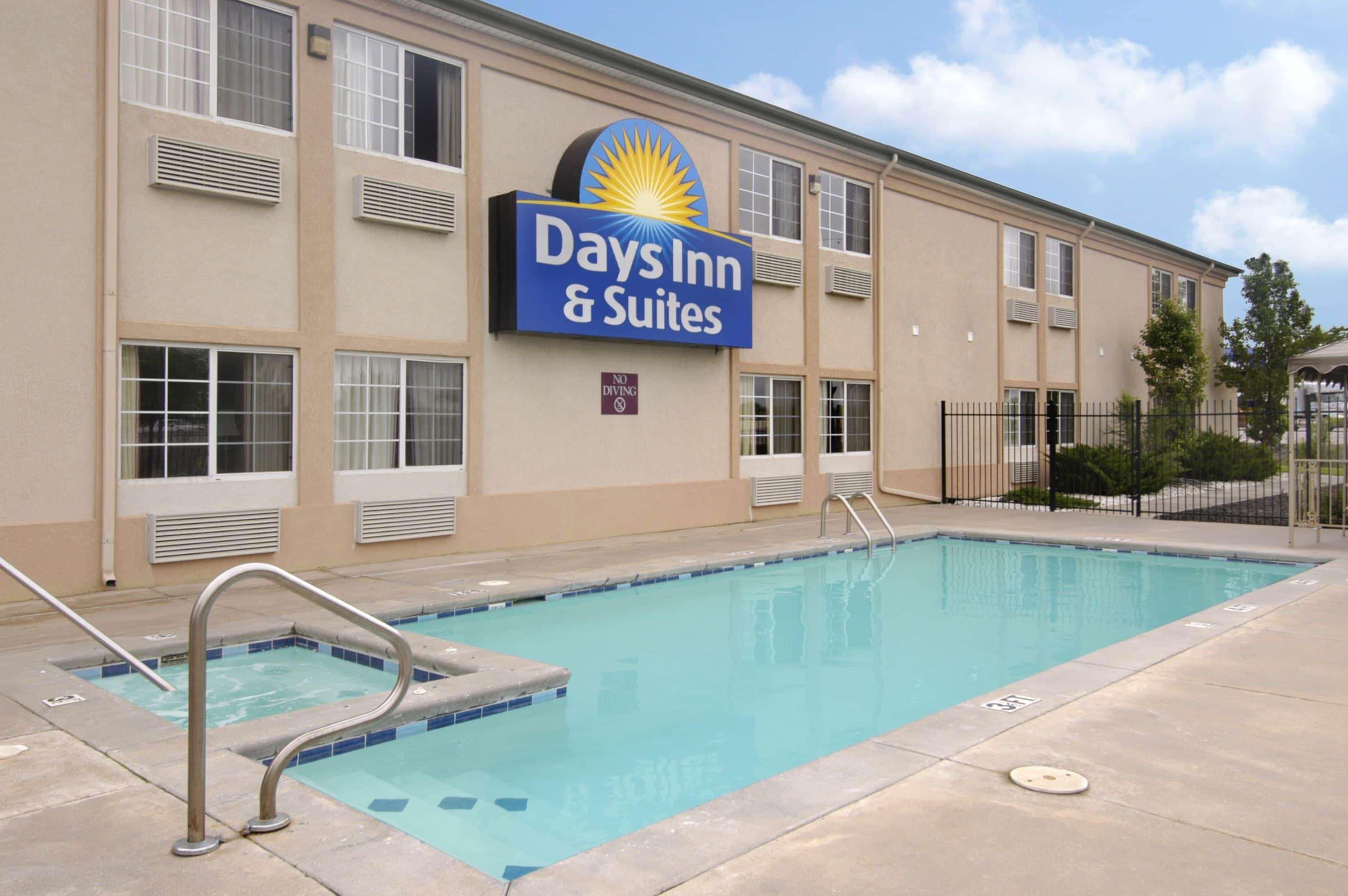 Days Inn & Suites By Wyndham Wichita Kültér fotó